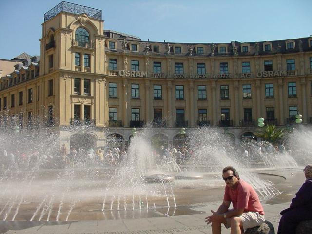 Karlsplatz-fountain.jpg