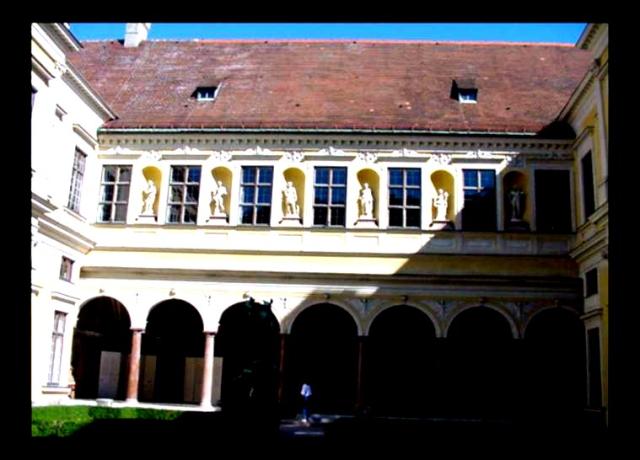 residenz-courtyard.jpg